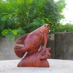 Belle statue de poisson rouge. Statue de poisson rouge en bois naturel. Cadeaux de fête des pères de sa femme. Cadeaux géniaux pour la fête des pères