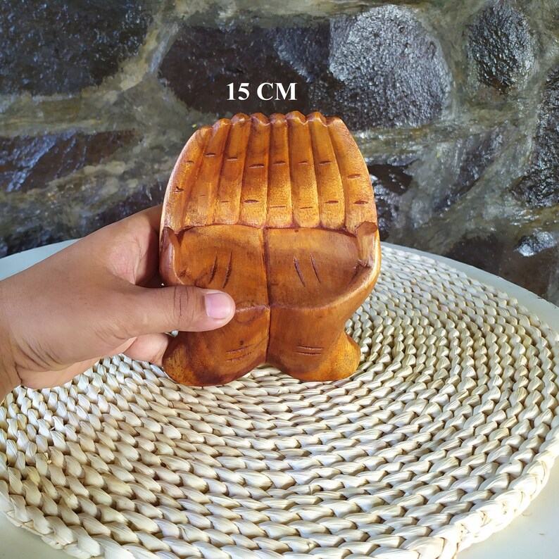 Pu&ograve; includere: Una scultura di mano in legno con una misura di 15 cm. La scultura &egrave; scolpita a forma di due mani giunte in preghiera. La scultura &egrave; di colore marrone chiaro e ha una finitura liscia e lucida.