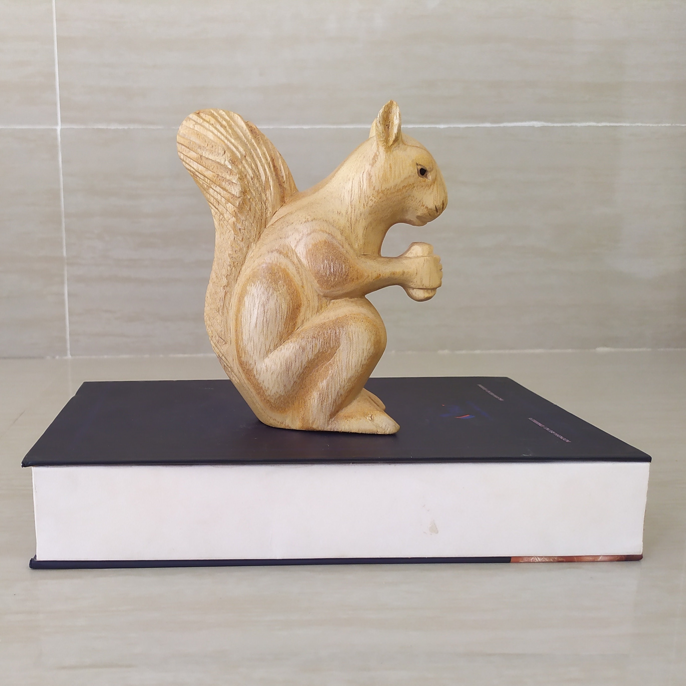 天然木から手彫りされたリスの彫刻 - Etsy 日本