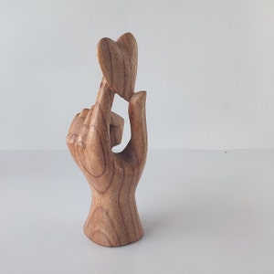 Símbolo de la mano del amor, estatua de la mano de Saranghaeyo sosteniendo un pequeño corazón, símbolo de expresión de amor
