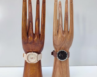 Exhibición de joyas de mano, exhibidores de manos de madera para anillos, pulseras y joyas.