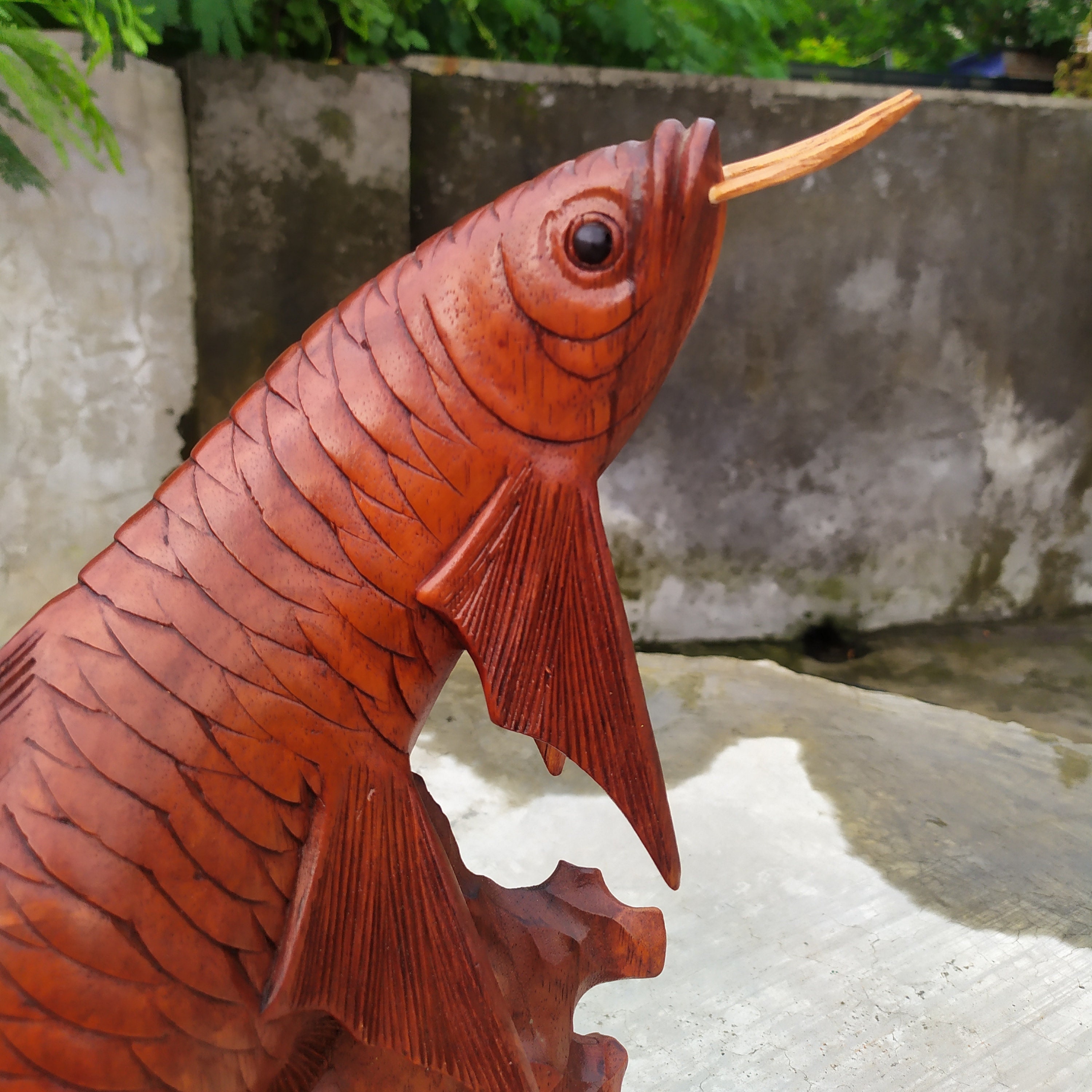 美しいアロワナの魚。アロワナの木像。抽象的な魚の彫刻。動物の
