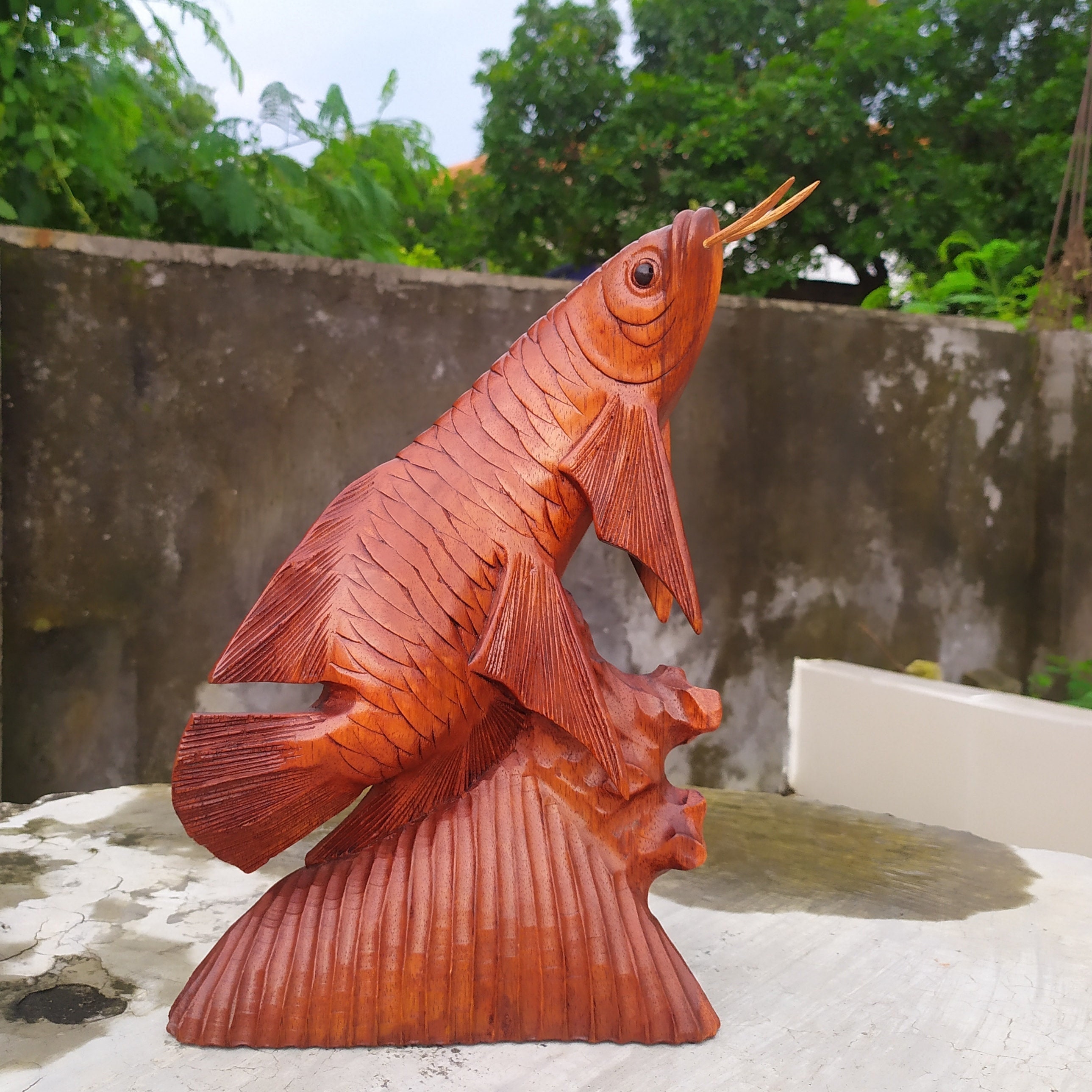木彫り　置物　アロワナ 美しいアロワナの魚。アロワナの木像。抽象的な魚の彫刻。動物の