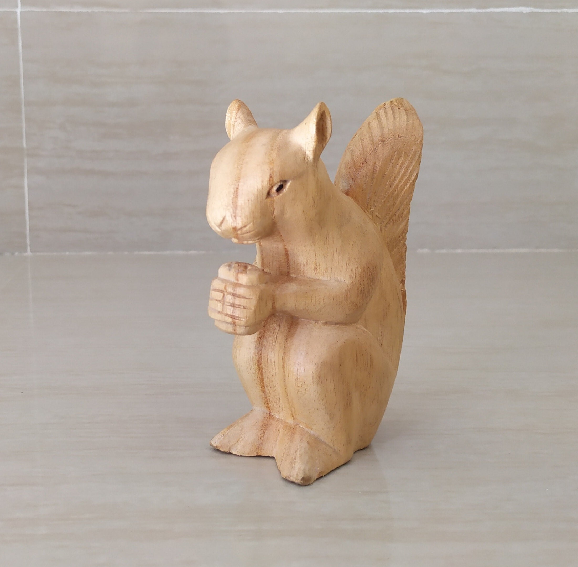 天然木から手彫りされたリスの彫刻 - Etsy 日本