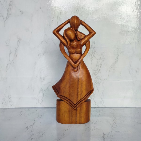 Sculpture abstraite d'un couple de danseurs heureux en bois naturel