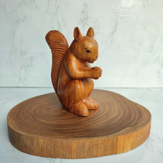天然木から手彫りされたリスの彫刻 - Etsy 日本