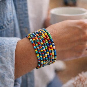 Juego de 10 pulseras de cuentas de semillas de confeti: pulseras elásticas apilables estilo bohemio hechas a mano