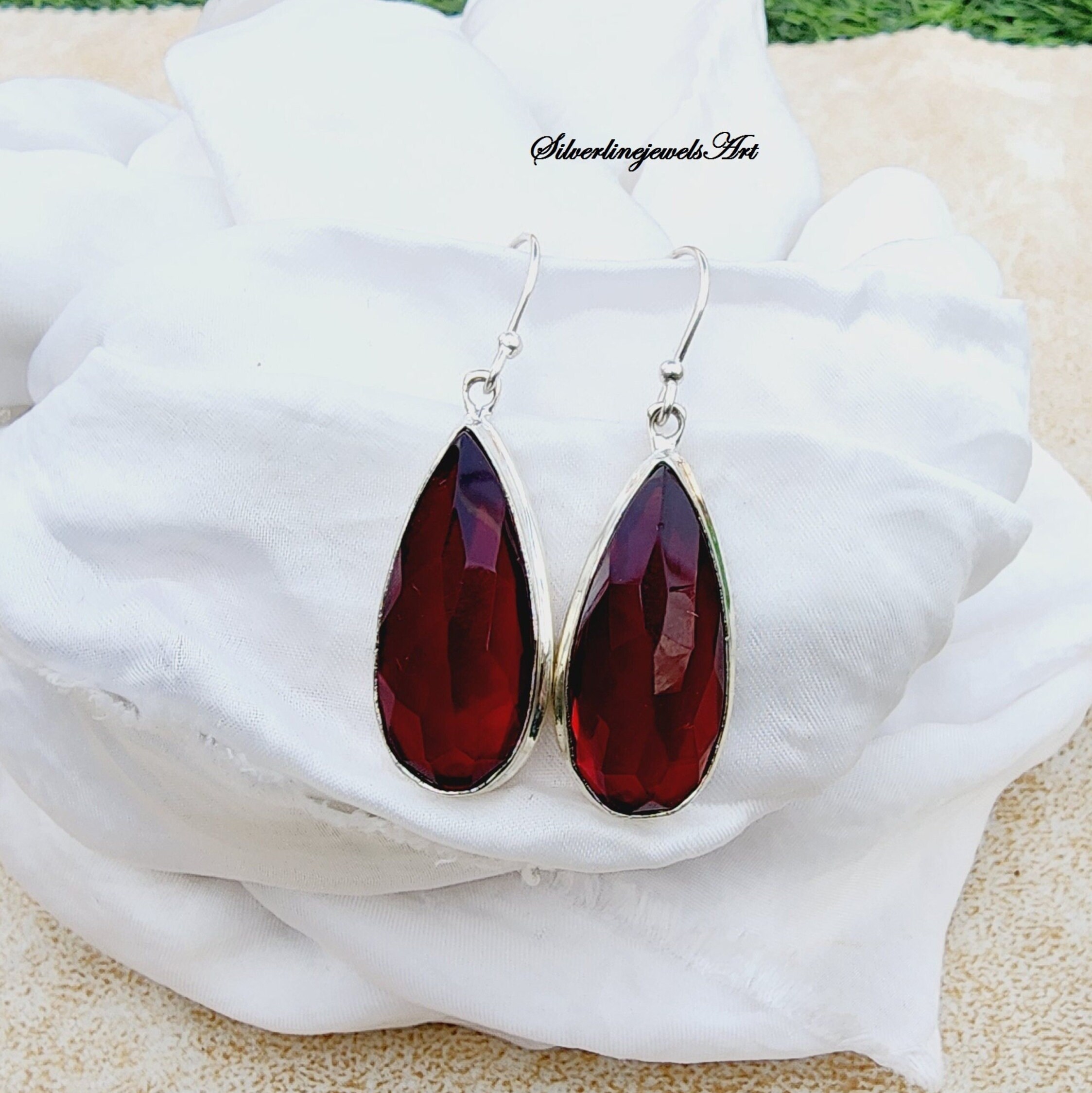 ハンドメイドのティアドロップガーネットイヤリング：925スターリング