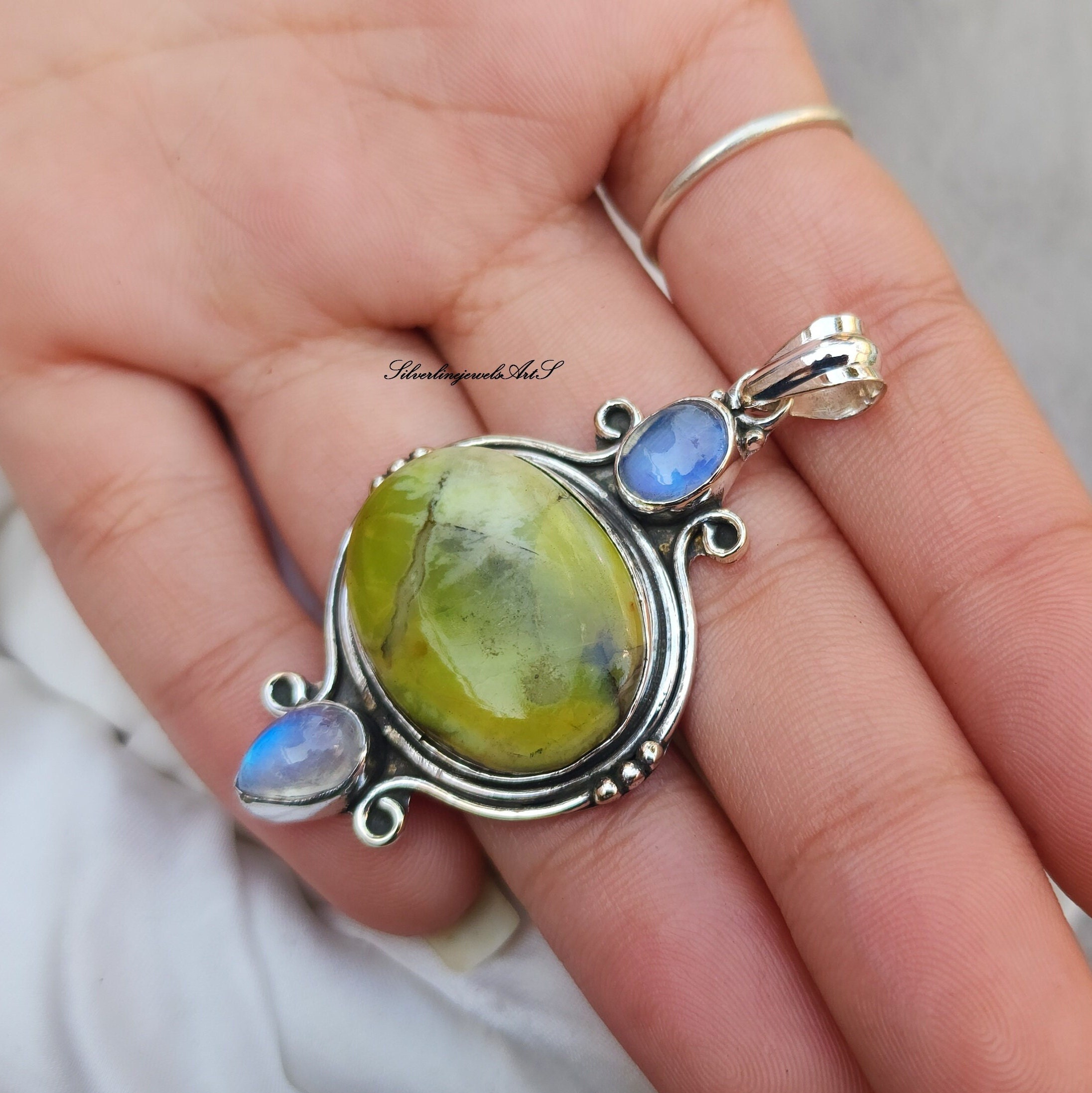 ハンドメイドのマダガスカル産グリーンオパールペンダント：925