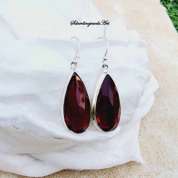 ハンドメイドのティアドロップガーネットイヤリング：925スターリング