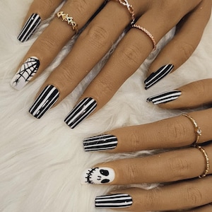 Holloween black and white nails
