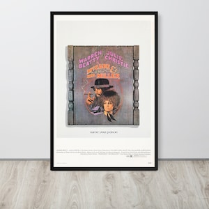 Könnte beinhalten: Ein Vintage-Filmplakat für den Film "McCabe & Mrs. Miller" mit Warren Beatty und Julie Christie. Das Plakat zeigt eine verblasste Holztür mit einem gemalten Bild der beiden Schauspieler in historischen Kostümen. Der Text auf dem Plakat lautet "Warren Beatty Julie Christie McCabe & Mrs. Miller name your poison."