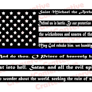 Puede incluir: Una bandera estadounidense en blanco y negro con una franja azul en el medio. La bandera tiene el texto "Saint Michael the Archangel" en la parte superior, seguido de una oración en texto blanco.