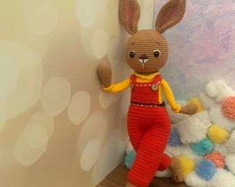 Muñeco de conejito de crochet personalizado, conejo con mono rojo, conejo de orejas largas personalizado, conejito retozando con mono rojo, conejo con mono rojo