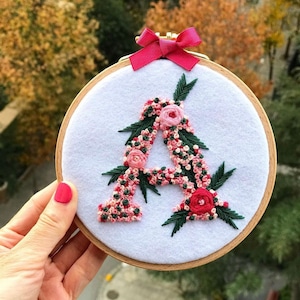 Bordado de carta personalizado, Monocromo, Bordado de letras, Bordado floral, Arte floral personalizado, Regalo de bordado, Regalo personalizado