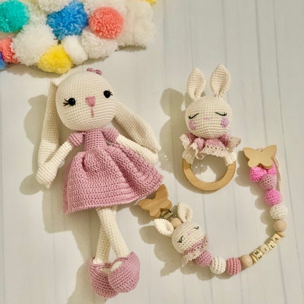 Ensemble de porte-sucette au crochet, attache-sucette personnalisé, lapin au Crochet Zoe endormi, lapin Zoe endormi au Crochet, hochet Zoe endormi