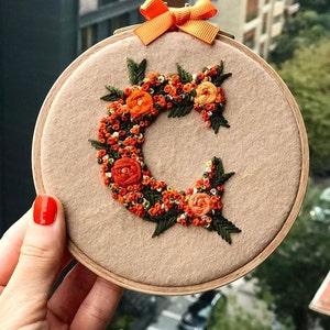 Bordado de carta personalizado, Monocromo, Bordado de letras, Bordado floral, Arte floral personalizado, Regalo de bordado, Regalo personalizado