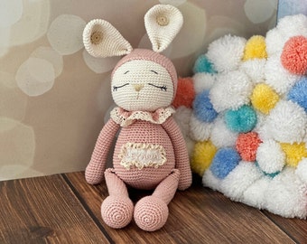 Set de sonajero y chupete de conejito dormido de crochet, regalo personalizado para bebé