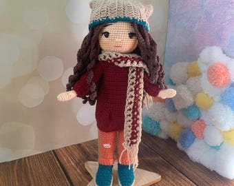 Muñeca princesa de crochet, muñeca princesa de punto, cabello castaño de crochet, muñeca con bolso morado, muñeca con diseño personalizado, regalo para ella, muñeca con vestido azul
