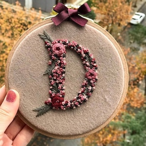 Bordado de carta personalizado, Monocromo, Bordado de letras, Bordado floral, Arte floral personalizado, Regalo de bordado, Regalo personalizado