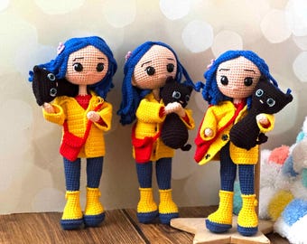 Muñeca Coraline Amigurumi Terminada, Muñeca de Niña de Cabello Azul, Muñeca con Impermeable Amarillo, Muñeca Hecha a Mano, Muñeca de Dibujos Animados, Muñeca de Dibujos Animados de Peluche de Ganchillo