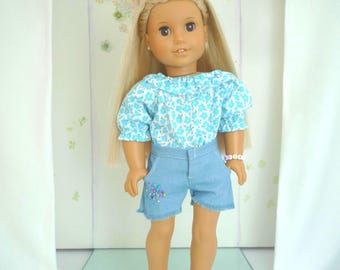 TENUE SHORTS EN DENIM - Short fleuri perlé et chemisier fleuri - Vêtements de poupée faits main 40 cm