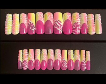 Uñas postizas largas con forma de ataúd y estampado de cebra