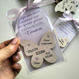 Bomboniera primo compleanno farfalla, tag in cartoncino con frase di ringraziamento e calamite personalizzate in legno con frasi