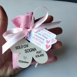 Bomboniere prima comunione bimba, sacchetti in iuta rosa con confetti personalizzati e farfalle colorate magneti in legno con nome