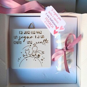 Bomboniera comunione, battesimo, cresima, quadretto in polvere di ceramica completa di scatola, confetti, nastro e tag personalizzato