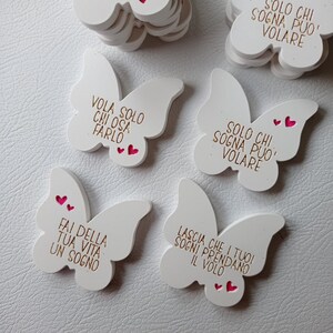 Farfalle in polvere di ceramica, calamite con frasi motivazionali per segnaposto battesimo bimba, comunione, compleanno, cresima e laurea