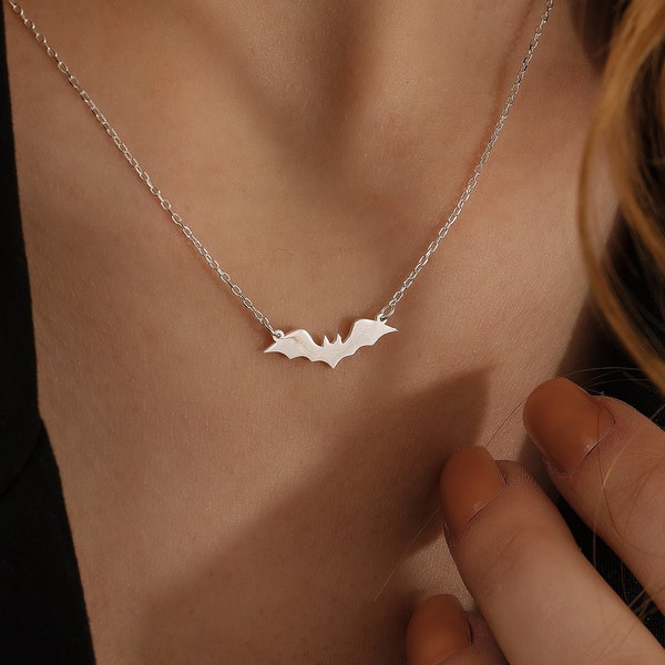 Sterling Silber Minimalist Fledermaus Halskette, Halloween Schmuck, winzige Fledermaus Anhänger, zierliche Halskette, Geschenk für sie, Geschenk für Freund, QA45