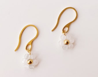 keari - hanging earrings gold or silver with white flowers made of natural stone beads, daisy earrings, stainless steel