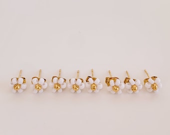 keari - stud earrings in gold with white flowers, daisy earrings, stainless steel, Miyuki beads, allergy-friendly