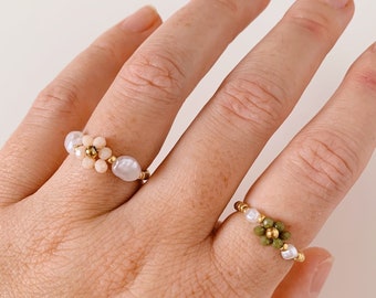 keari - SISSI daisy pearl ring with faceted and imitation pearls in beige and green, gold