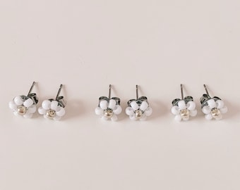 keari - stud earrings in silver with white flowers, daisy earrings, stainless steel, Miyuki beads, allergy friendly