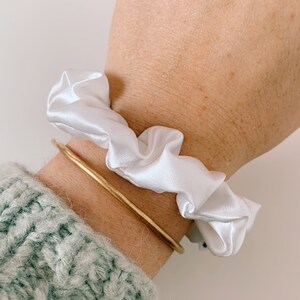 keari hand-sewn mini scrunchies, blue, white, checked, floral, cable tie, hair tie, invisible seams image 3