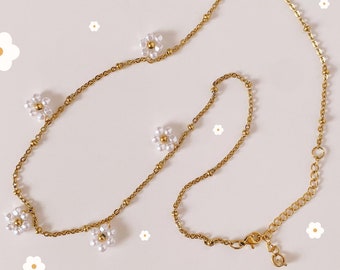 keari - SISSI stainless steel chain with daisies made of imitation pearls, allergy-friendly, gold