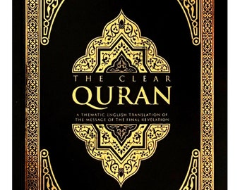 Könnte beinhalten: Der Einband eines Buches mit dem Titel "Der klare Koran" in Gold und Schwarz. Das Buch ist eine thematische englische Übersetzung der Botschaft der letzten Offenbarung. Der Einband zeigt ein kunstvolles goldenes Design mit arabischer Kalligraphie und den Text "Al-Furqaan Foundation" und "Endorsed by Al-Furqaan.org" in einem Kreis.
