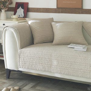 Gesteppter Sofabezug aus Baumwolle, rutschfester gestickter Couchschutz