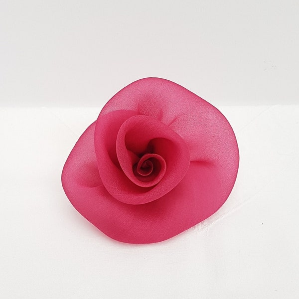 Organza de soie rose fuchsia moyen doux, accessoire de pince à cheveux/broche pour fascinateur de roses pour les soirées, les mariages, les fêtes