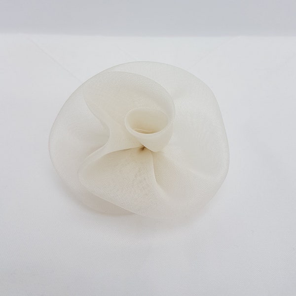 Pequeño accesorio de broche / broche de alfiler de organza de seda blanca para noches, bodas, fiestas