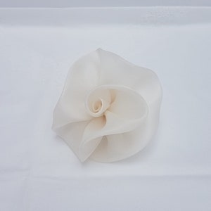 Broche o pinza para el pelo en forma de rosa de organza de seda de color blanco roto mediano, accesorio para veladas, bodas y fiestas.