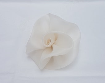 Accessorio per fermaglio per capelli / spilla a forma di rosa in organza di seta bianco sporco medio per serate, matrimoni, feste