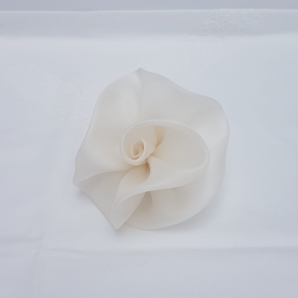 Medium off-white Seidenorganza Rosen Haarclip / Pin Brosche Accessoire für Abende, Hochzeiten, Partys