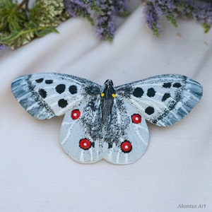 Broche de borboleta Apollo feito à mão: Joias de arte em madeira