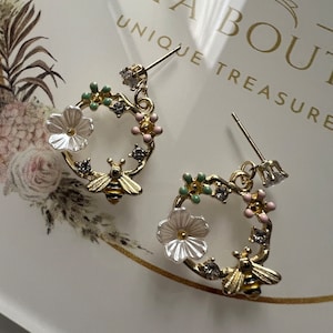 Flower & Bee dangle mini hoops | cute earrings | floral earrings | gift idea | Korean style earrings |