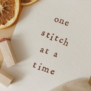 Carte postale "One stitch at a time" - Format A6