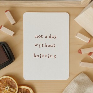 Carte postale "Not a day without knitting" - Format A6