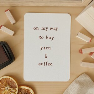 Carte postale "On my way to buy yarn & coffee" - Format A6